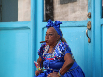 Mujer fumando puro habano