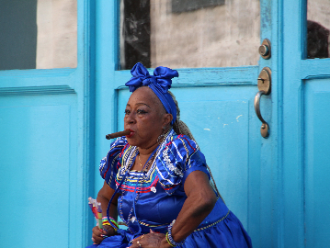 Mujer fumando puro habano