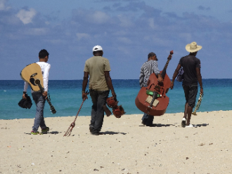 Musicos cubanos en la playa