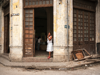 Cubana en entrada a edificio