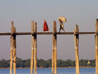 Monje cruzando el Ubein Bridge